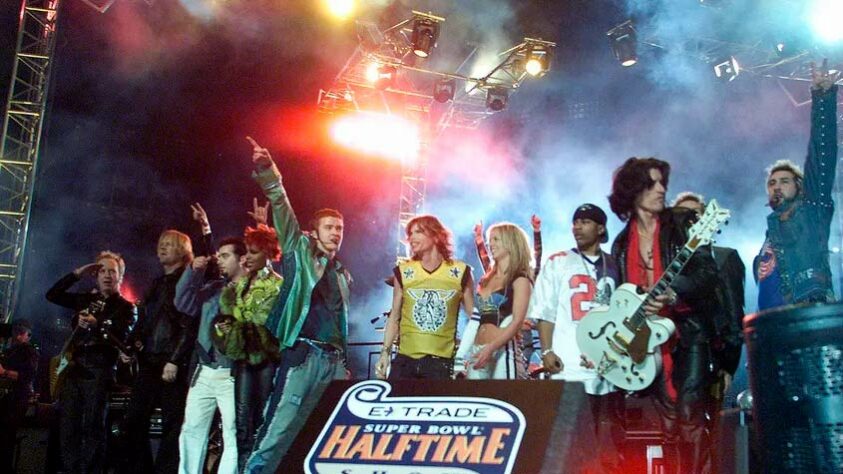 Super Bowl XXXV (2001) - 'N Sync ft. Aerosmith & Britney Spears: de um lado, os maiores destaques do Pop no momento, a boy band 'N Sync, e Britney Spears, que tinha estourado em 2000 com o sucesso 'Oops!... I Did It Again'; do outro, os veteranos do Aerosmith, que tinham acabado de ser incluídos no Hall da Fama do Rock. A união entre pop e rock poderia parecer estranha a princípio, mas acabou rendendo um dos melhores shows da história do Super Bowl.