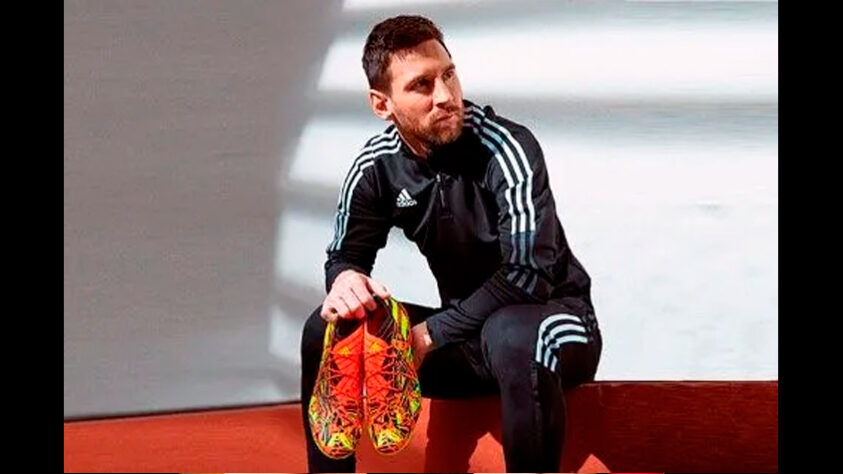 Messi é patrocinado pela Adidas desde 2006, quando o camisa 10 da Argentina foi à sua primeira Copa do Mundo, na Alemanha. O craque tem contrato vitalício com a fornecedora de materiais esportivos.