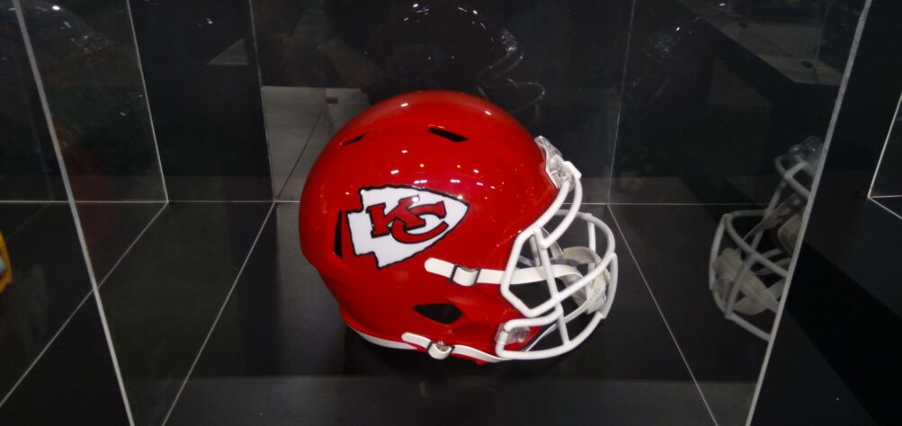 Finalmente, os capacetes dos finalistas: de um lado, representando a AFC, o Kansas City Chiefs. 