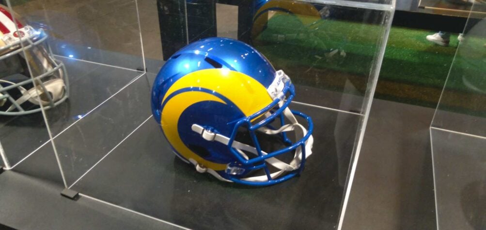 O Los Angeles Rams, os últimos campeões, também marcaram presença com seu capacete. 
