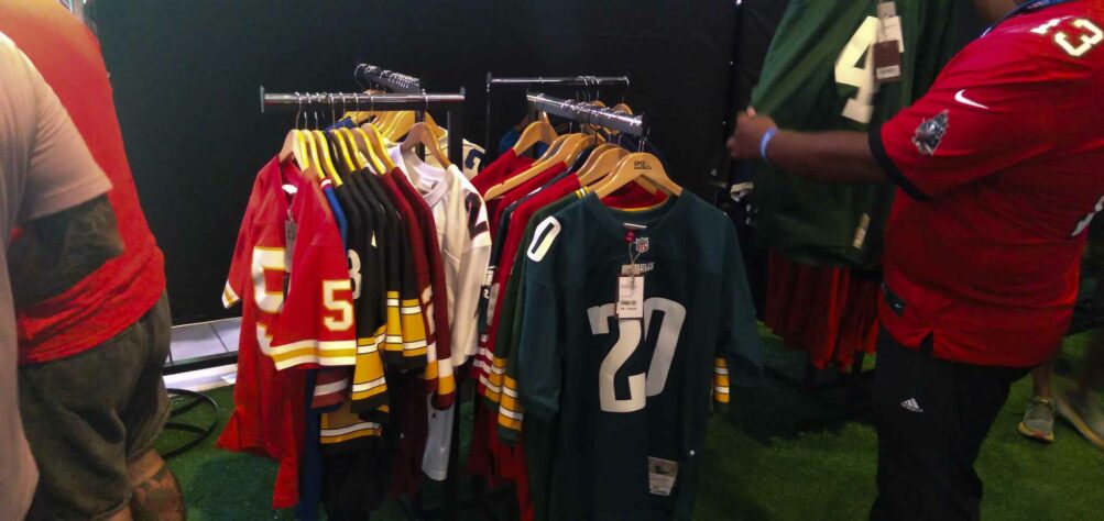 Camisas de diversos times da Liga estavam a venda na loja. 