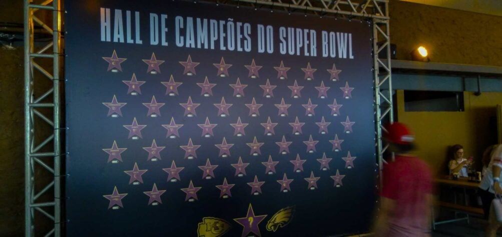 Em outro espaço, um 'hall de campeões' foi montado com os títulos de todas as franquias vencedoras do Super Bowl. 