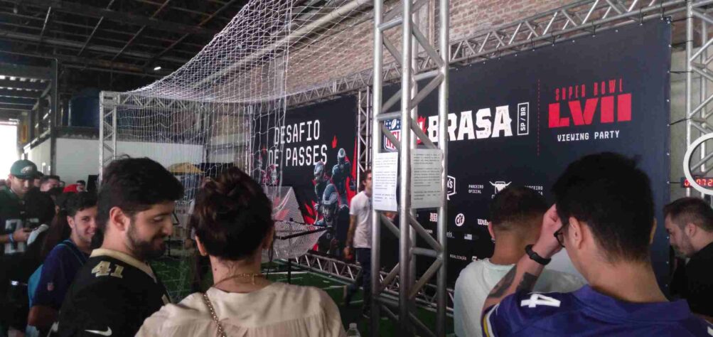 Um dos desafios era o de passes, que consistia em lançar a bola como um quarterback em direção a alvos específicos. 