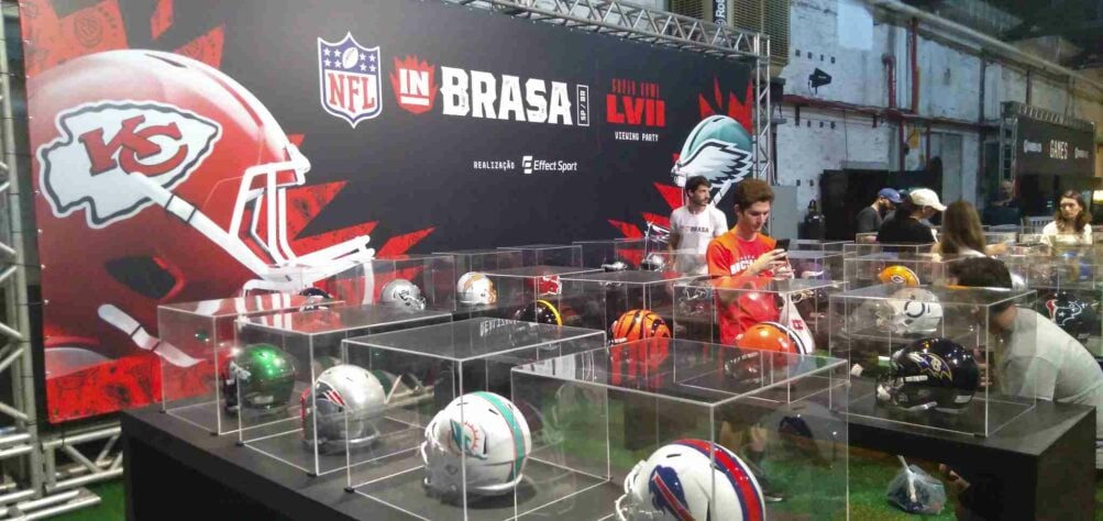 Outro espaço interessante era a exposição de capacetes dos times da Liga. 