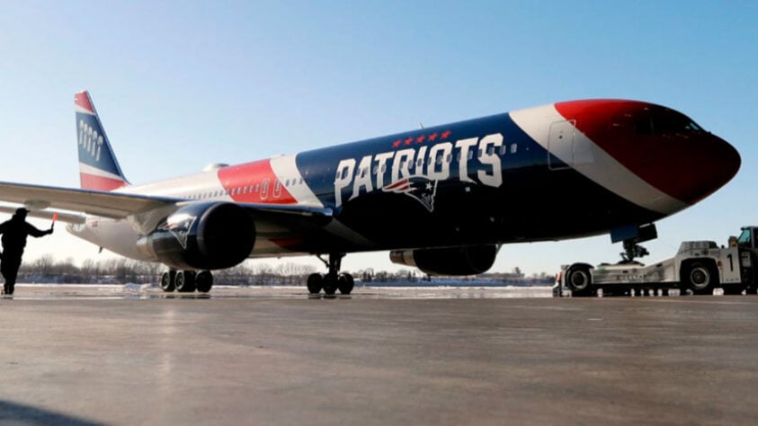 Desde 2017, o New England Patriots possui dois "Boeing 767" para transportar os jogadores e a comissão técnica nos deslocamentos da NFL. A aeronave é nomeada como “AirKraft” (em homenagem à família Kraft e ao The Kraft Group, atuais donos do time). Além disso, foi o primeiro clube de futebol americano a ter um avião próprio.