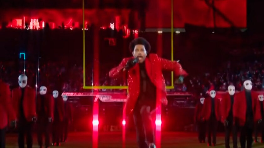 Super Bowl LV (2021) - The Weeknd: um dos cantores mais relevantes no cenário do pop na atualidade enfileirou sucessos em uma apresentação que abusou de fogos e luzes para agitar o público. No fim do show, o artista ainda desceu ao gramado com seus dançarinos em uma apresentação que não deveu nada às anteriores. 
