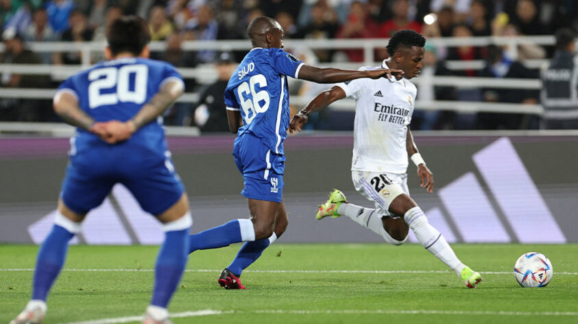 Jogadores do Al Hilal tiveram trabalho para marcar Vini Jr.