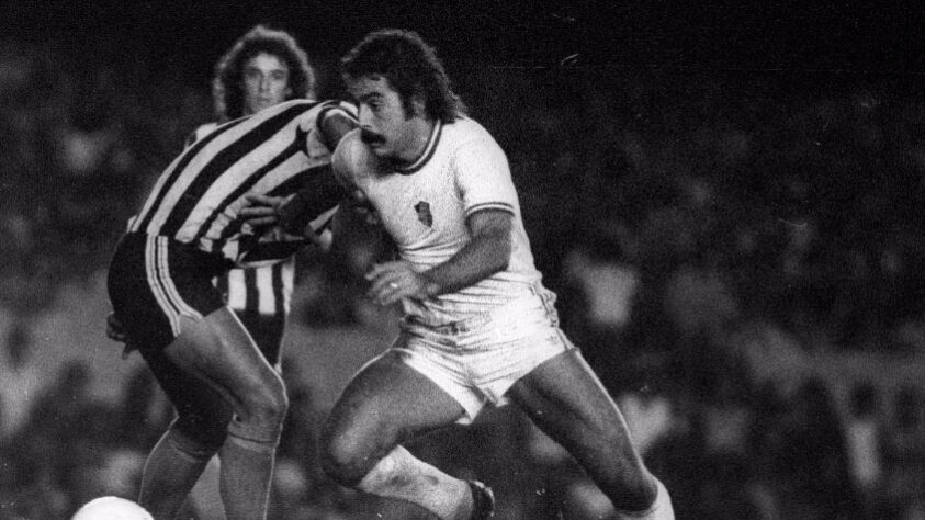 Rivellino - Fluminense (1975) - O jogador estreou pelo Flu em fevereiro de 1975 justamente contra seu ex-clube: o Corinthians. O time das Laranjeiras tinha uma das melhores equipes do Brasil naquela época, e conquistou o bi carioca em 1975 e 1976, e foi semifinalista do Brasileirão nos dois anos, apesar de ter ficado no quase.