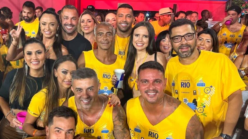 Ex-jogadores, Romário e André Santos estiveram em um dos camarotes da Sapucaí, no Rio de Janeiro.