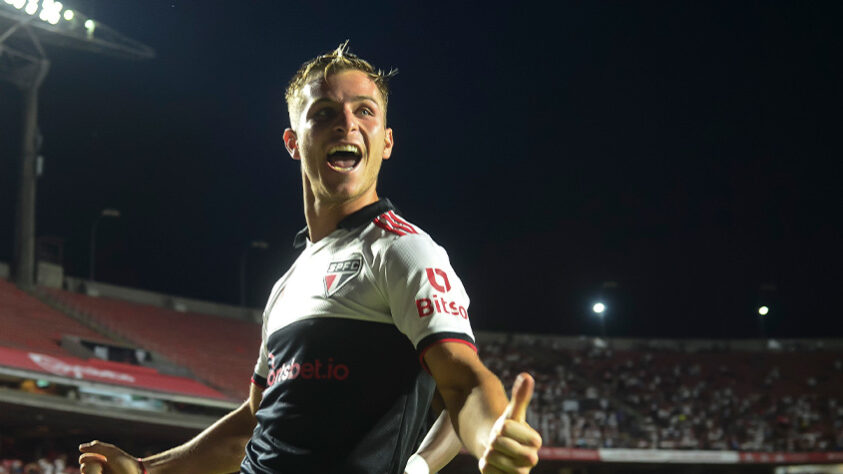 O São Paulo goleou a Inter de Limeira por 5 a 1, com gols de Caio Paulista, Wellington Rato, Galoppo, Pedrinho e Pablo Maia. A noite foi marcada por golaços, mas um dos grandes destaques vai para Giuliano Galoppo. Com mais um marcado, agora chegou ao patamar de artilheiro do Campeonato Paulista também. O elenco tricolor conseguiu driblar o alto número de desfalques e encaminha vaga para próxima etapa do Paulistão. Veja as atuações individuais dos jogadores. (Por Izabella Giannola)