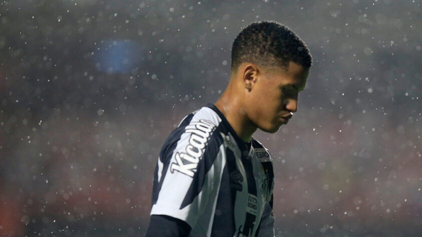 Nada deu certo para o Santos na derrota diante do São Paulo por 3 a 0, em jogo válido pela oitava rodada do Paulistão. Além da chuva, que já prejudicava o rendimento do time, as expulsões de Lucas Pires, aos 20 minutos do primeiro tempo, e de João Lucas, aos 10 do segundo tempo, enterraram qualquer possibilidade de vitória do Peixe no clássico. Veja as notas!