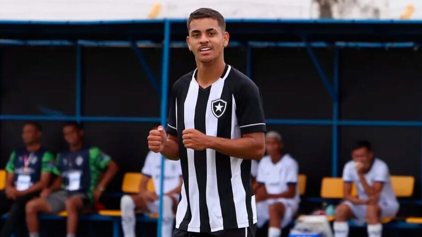 FECHADO - O Botafogo deve fazer a opção de compra de Sapata, vice-artilheiro da equipe na campanha da Copa São Paulo de Futebol Júnior deste ano. Pelo contrato, o Glorioso adquirirá 70% dos direitos econômicos do jogador de 19 anos, que pertencem ao Taubaté. No entanto, de acordo com o "GE", o objetivo alvinegro é ir além e deter mais direitos do atleta. O clube vai desembolsar R$ 300 mil para contar com a maior parte dos direitos econômicos de Sapata. A informação foi divulgada pelo jornalista Wellington Arruda e confirmada pelo LANCE!.