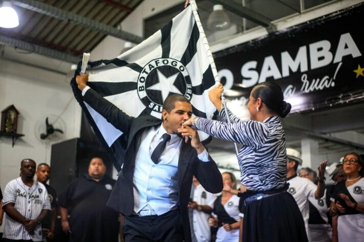 Botafogo Samba Clube - Série Prata (25/02, segunda escola): com samba assinado pelo comediante Marcelo Adnet e por Márcio Puluker, a agremiação contará a história do bairro carioca de Engenho de Dentro através do enredo 'Pelos trilhos da história: Engenho de Dentro de lutas, batuques e glórias', bairro que abriga o Estádio Nilton Santos, casa do Botafogo. 