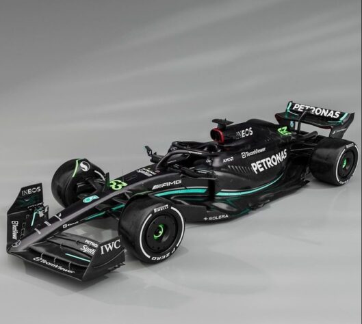 A Mercedes retoma o carro preto para 2023, que será pilotado por George Russell e o heptacampeão Lewis Hamilton. O modelo foi batizado de W14.