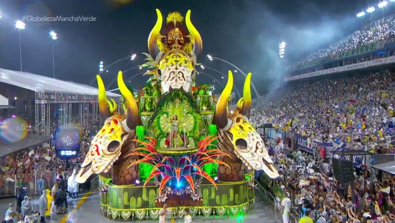 As festividades do carnaval seguem com tudo! A grande folia querida pelos brasileiros está no segundo dia de realização nos sambódromos de São Paulo e do Rio de Janeiro. Na capital paulista, algumas personalidades se encontraram no camarote Brahma. Enquanto na cidade maravilhosa, outros personagens do esporte marcaram presença. Confira a seguir!