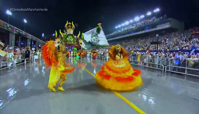 Os adereços e carros levaram diferentes tons de verde para o Anhembi e fizeram alusão à caatinga e as culturas de São João, além do religioso Padre Cícero. A Mancha foi a terceira escola a desfilar na segunda noite do carnaval paulista. A bateria foi comandada pela rainha Viviane Araújo. 