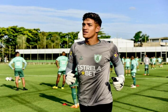 FECHADO - O América-MG oficializou a saída do goleiro Cássio. O jogador, de 21 anos, já está em Recife, e vai assinar o Náutico. No Timbu, ele disputará o Campeonato Pernambucano, a Copa do Nordeste, a Copa do Brasil e Série C do Campeonato Brasileiro.