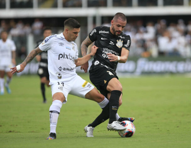 O Corinthians chegou a sentir o sabor da vitória contra o Santos encostando na boca, mas deixou escapar no fim da partida. Mais uma vez, o meia Renato Augusto foi o destaque corintiano. Passou pelo pé dele a maioria dos lances de perigo do Timão no Clássico Alvinegro. Giovane, por sua vez, foi o ponto negativo. O garoto entrou no fim e foi pivô de um erro que culminou no pênalti responsável pelo empate santista. A infração foi cometida por Maycon, que também havia saído do banco de reservas, mas a jogada iniciou com a prata da casa tocando na fogueira para o companheiro. 