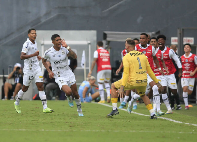 Pela 11ª rodada do Paulistão, o Santos empatou com o Corinthians na Vila Belmiro. O Alvinegro Praiano, durante o jogo, teve que buscar o empate duas vezes. Lucas Barbosa e Marcos Leonardo, ambos da base alvinegra, foram iluminados para forçar o empate. Veja as notas dos jogadores do Peixe! (por Gabriel Teles)