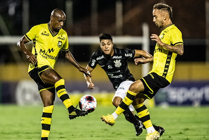 Em duelo válido pela 7ª rodada do Paulistão, o Corinthians foi derrotado pelo São Bernardo, por 2 a 0, no estádio Primeiro de Maio. Veja as notas dos jogadores do Timão e os pontos positivos e negativos do Bernô. (feito por Rafael Marson)