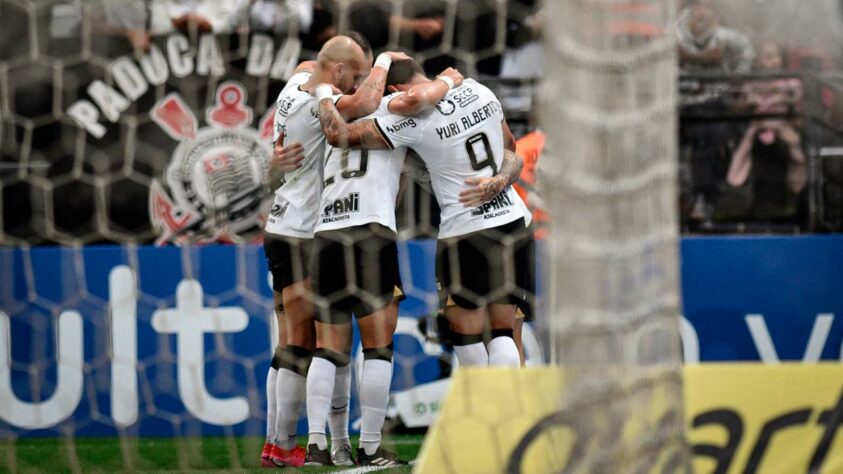 Após três rodadas sem vencer no Campeonato Paulista, o Corinthians conseguiu uma boa vitória contra o Mirassol, por 3 a 0. Os gols ficaram na conta de Róger Guedes e Renato Augusto, que brilharam. Mesmo com algumas falhas na defesa, que deram chance para a equipe do interior, o Timão se destacou no setor ofensivo. Agora, lidera o grupo C com 17 pontos. Veja as atuações individuais dos jogadores. (Por Izabella Giannola).