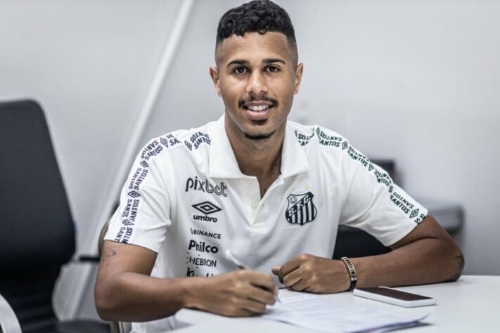 FECHADO - O meia Ed Carlos assinou sua renovação contratual com o Santos. O atleta de 21 anos estendeu seu vínculo com o Peixe até o dia 30 de junho de 2026. O antigo acordo tinha validade até julho deste ano.