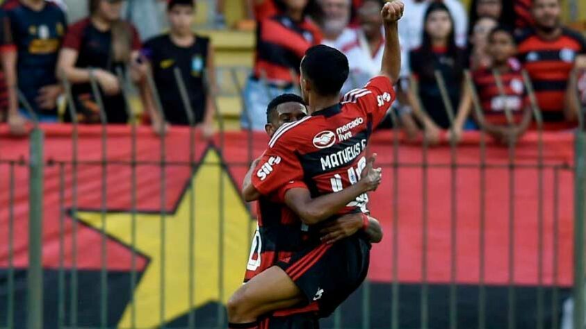 O Flamengo venceu o Resende por 2 a 0. O resultado veio somente no segundo tempo. Graças ao talento individual das crias da base, o Rubro-Negro conseguiu furar a defesa do adversário e conquistar mais três pontos.