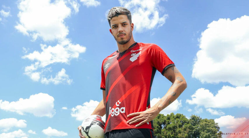 FECHADO - O Athletico Paranaense anunciou o zagueiro Kaique Rocha. Com 21 anos de idade, o jogador assina até o final de 2026 e chega ao clube após passagens por Santos, Internacional e pela Sampdoria (ITA).