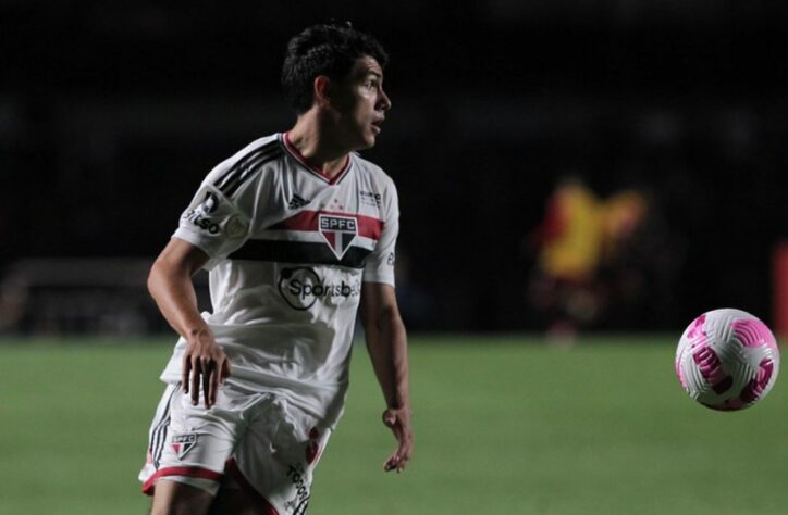 FECHADO - O São Paulo oficializou a prorrogação de contrato do lateral-direito Moreira. O jogador de 18 anos, cujo vínculo ia até junho de 2024, agora tem vínculo com o Tricolor até o meio de 2027.