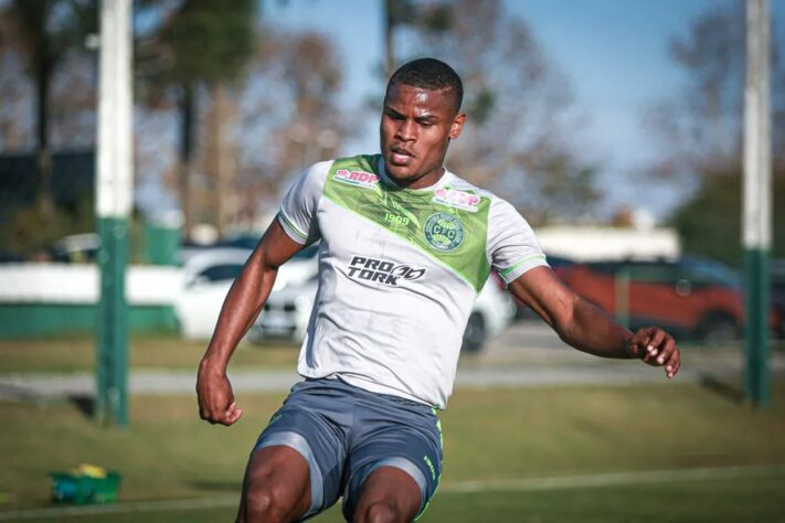 ESQUENTOU - Buscando o retorno do lateral-direito Nathan Mendes, emprestdo ao Coritiba, o São Paulo estuda alternativas. O LANCE! apurou que entre as sugestões levantadas está a de repassar um "pacotão" de atletas da base para o Coxa. A pressa são-paulina se justifica pelo fato do clube paranaense ter a opção de compra de Nathan no valor de R$ 5,1 milhões e estar disposto a exercê-la.