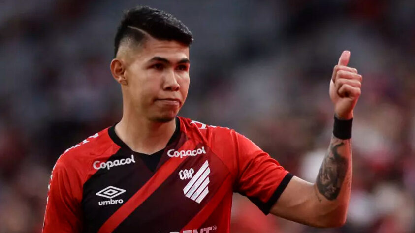 Hernández foi contratado como uma grande promessa do futebol colombiano, ainda em 2021, mas não deslanchou no Furacão. Chegou a ser titular por um período em 2022, quando Thiago Heleno se lesionou, mas falhou algumas vezes e ficou marcado. Fora dos planos do treinador Paulo Turra, o defensor treina em separado e busca um novo clube para a temporada. 