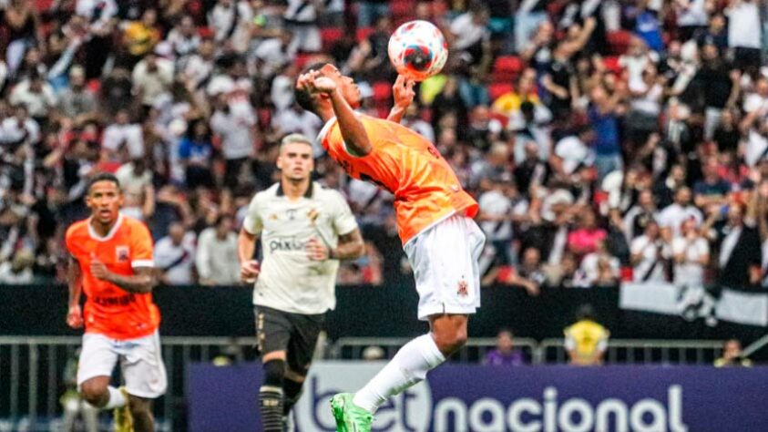 NOVA IGUAÇU - SOBE: LÉO ÍNDIO - exigiu o goleiro do Vasco em ao menos três finalizações / DESCE: LÉO FERNANDES - Bobeou e deu margem para Jair marcar o gol que abriu caminho para a vitória do Vasco.