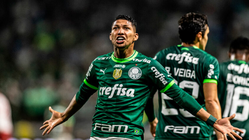 O Palmeiras derrotou o Red Bull Bragantino por 2 a 0 na noite desta quarta-feira (22), no Allianz Parque, em duelo válido pelo Campeonato Paulista. Rony foi decisivo mais uma vez, com gol e assistência, e garantiu mais uma vitória para o Alviverde. Confira as notas do Verdão (por Jalile Elias)