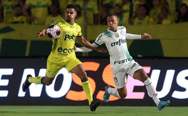 Em um jogo fraco tecnicamente, o Palmeiras, com time reserva, venceu o Mirassol por 2 a 0 fora de casa. Breno Lopes e Atuesta marcaram os gols do duelo que encerrou a quinta rodada do Campeonato Paulista. Com o resultado, o Verdão reassumiu a liderança do Grupo D, com 11 pontos. Veja as notas (por Rafaela Cardoso)