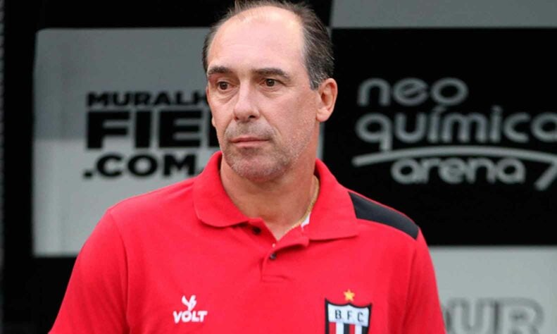 FECHADO - Paulo Baier não é mais treinador do Botafogo-SP. A decisão foi tomada após reunião do treinador com lideranças do clube de Ribeirão Preto.