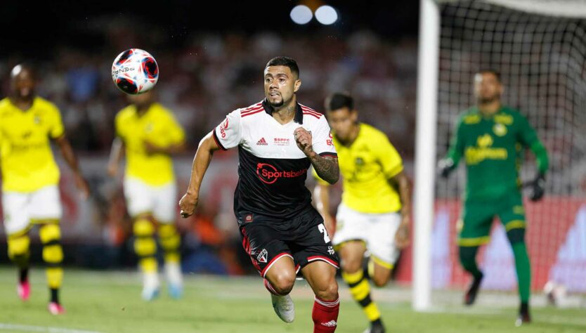 Pela 11ª rodada do Paulistão, o São Paulo foi surpreendido, no Morumbi, pelo São Bernardo. O time, mesmo com maior posse de bola, não causou perigo ao adversário na formação do treinador Rogério Ceni. O gol de Rodrigo Souza, marcado no começo da partida, manteve o Bernô na frente do placar até o apito final. Confira a seguir as notas dos jogadores do Tricolor! (feito por Gabriel Teles) 