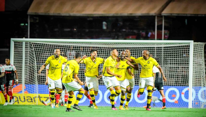 São Bernardo - SOBE: De modo geral, a equipe foi bastante competente. Rodrigo Souza recebe maior destaque pelo gol marcado e pela periculosidade. // DESCE: O time foi tão competente que não teve destaques negativos.