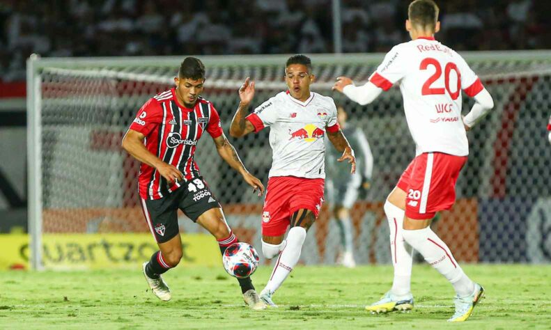 Em uma noite ruim, o São Paulo perdeu para o Red Bull Bragantino por 2 a 1, após tomar uma virada, mesmo com o gol de Galoppo. A partida começou extremamente sonolenta, o argentino tentou resolver, mas não durou muito. Com pouca ofensividade e reação, o Tricolor volta para casa sem romper o tabu no Nabizão e com um resultado negativo. Veja as atuações individuais dos jogadores. (Por Izabella Giannola)