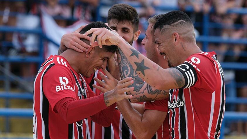 15º - São Paulo - 61,1% de aproveitamento (6 jogos, 3 vitórias, 2 empates e 1 derrota / 8 gols marcados e 4 sofridos)