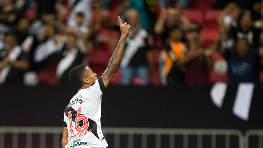 Em uma noite de golaços, o Vasco goleou o Trem-AP por 4 a 0, na primeira fase da Copa do Brasil. O destaque fica por conta da cria da base Erick Marcus, que abriu o placar com um lindo gol, o primeiro pelos profissionais. Confira as notas do LANCE! (Por Matheus Guimarães - matheussantos@lancenet.com.br))