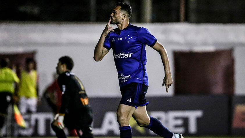 Gilberto desencanta e Cruezeiro segue vivo - 18/02: com hat-trick do centroavante Gilberto, o Cruzeiro venceu o Vila Nova por 4 a 2 e segue vivo no campeonato estadual, com chances de classificação à fase semifinal. 