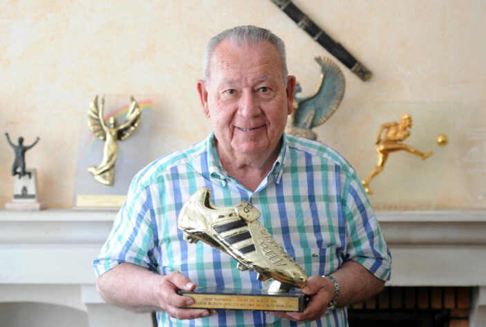 Just Fontaine, maior artilheiro em uma edição de Copa do Mundo, morre aos  89 anos