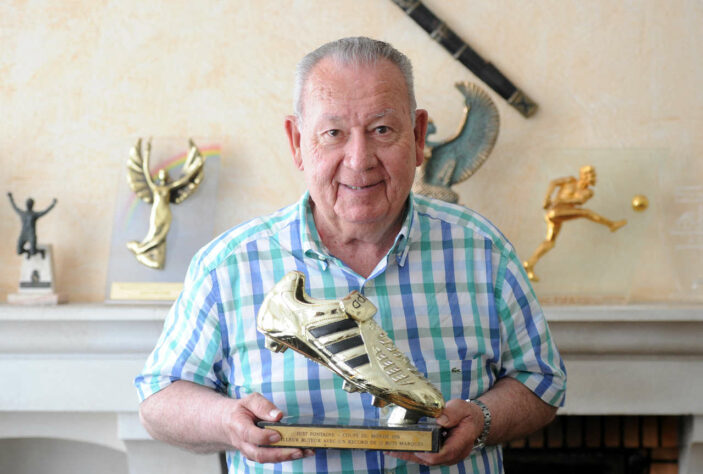 Leyenda del fútbol francés, Just Fontaine fue el máximo goleador en una edición de la Copa del Mundo, habiendo marcado 13 goles en 1958. Hasta la fecha, el francés es el cuarto máximo goleador en la historia de la Copa del Mundo empatado con Lionel Messi, que también llegó a los 13 goles. , pero con 26 apariciones.  Una estrella de Reims a fines de la década de 1950, Fontaine se fracturó la tibia y el peroné de la pierna derecha.  El exjugador tuvo muchos problemas de lesiones, que acortaron su carrera como jugador y le hicieron colgar las botas en julio de 1962. Just Fontaine falleció el 1 de marzo de 2023, a los 89 años.