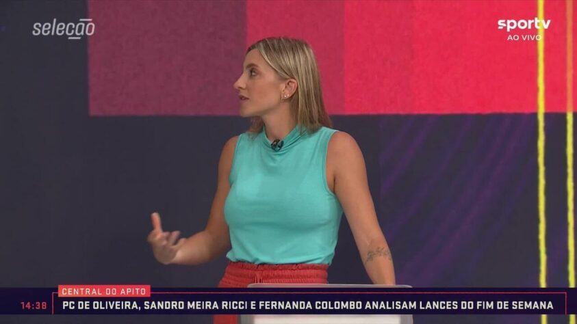 A Globo encerrou a Central do Apito e decidiu retirar ex-árbitros das transmissões de partidas após 34 anos, dando fim a uma era iniciada por Arnaldo Cezar Coelho em 1989. Casados, Sandro Meira Ricci e Fernanda Colombo (foto) foram demitidos, no dia 21 de março. Paulo César de Oliveira continua contratado, mas participará apenas de programas. A popularização do VAR e a rejeição do público ao quadro foram os motivos para o fim da Central do Apito.