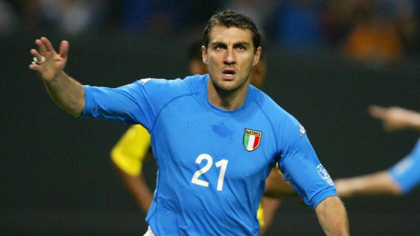 16º lugar: Christian Vieri (atacante - Itália): 9 gols em Copas do Mundo - O italiano disputou duas Copas do Mundo pela Azzurra, em 1998 (5 gols) e 2002 (4 gols).  Entretanto, o jogador foi eliminado duas vezes antes da semifinal, para a França e Coréia do Sul, respectivamente.  