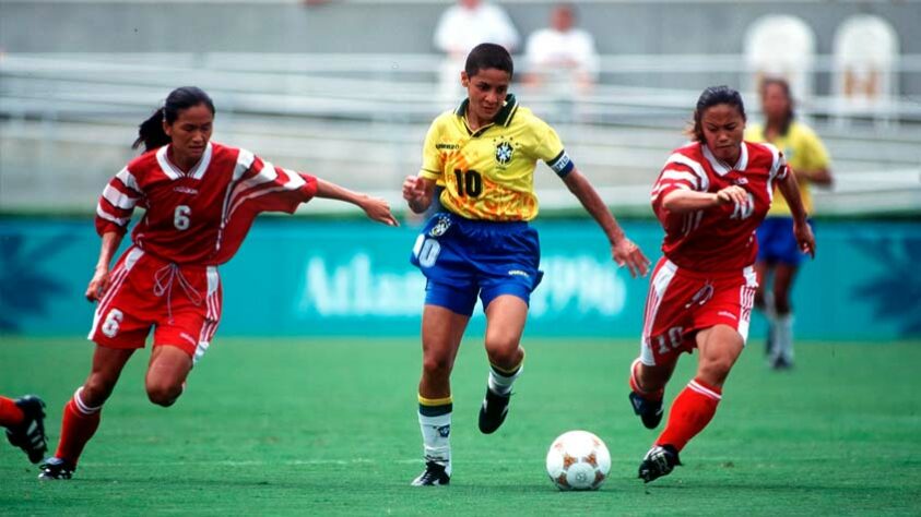 Primeira Olimpíada - Foi em 1996, em Atlanta, que a seleção brasisleira feminina estreou. O time já contava com com veteranas como Pretinha, Suzy, Roseli e Meg, e conquistaram a quarta posição. Na disputa pelo bronze, o Brasil perdeu para a Noruega por 2 a 0.