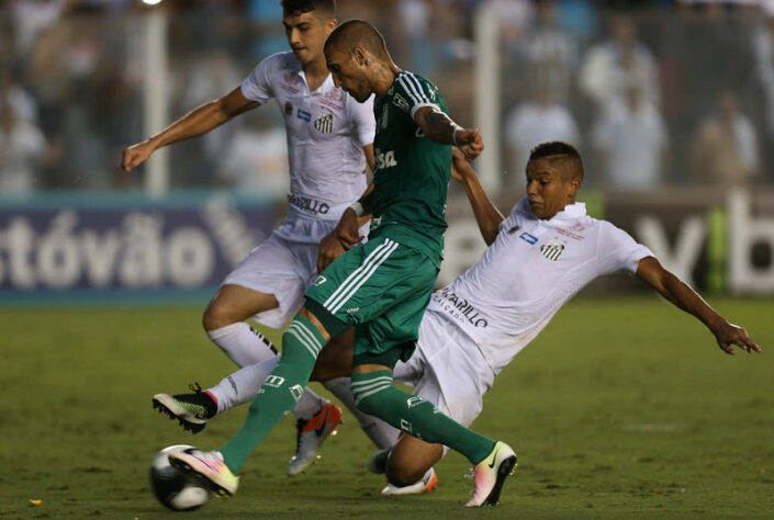 Finalistas do Campeonato Paulista em 2015, Santos e Palmeiras se enfrentaram na semifinal da mesma competição em 2016, quatro meses após também protagonizarem a final da Copa do Brasil, essa vencida pelo Verdão. Pela semifinal do Paulistão em 2016, o Santos abriu 2 a 0, com dois de Gabigol, mas em dois minutos viu os palmeirenses empatarem, já no fim do jogo, com dois tentos anotados por Rafael Marques. Porém, nas penalidades deu Peixe, com Fernando Prass, diferentemente do que havia feito na Copa do Brasil, desperdiçando a sua cobrança. 