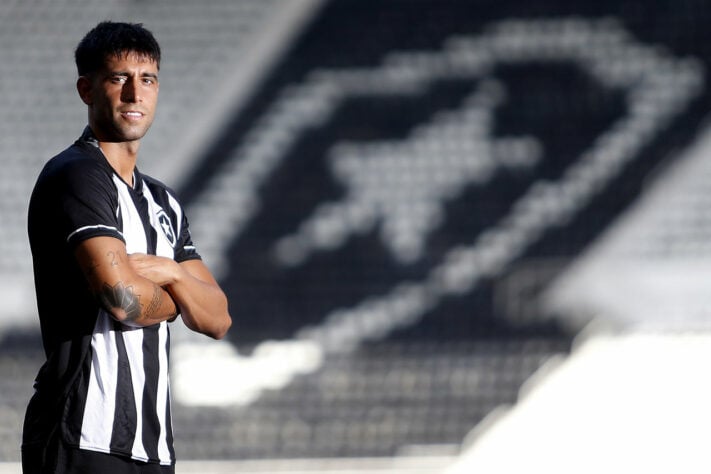 FECHADO - O Botafogo anunciou a contratação de Leonel Di Plácido. O lateral-direito desembarcou na última semana no Rio de Janeiro e foi aprovado nos exames médicos. O jogador chega por empréstimo até dezembro deste ano com opção de compra fixada.
