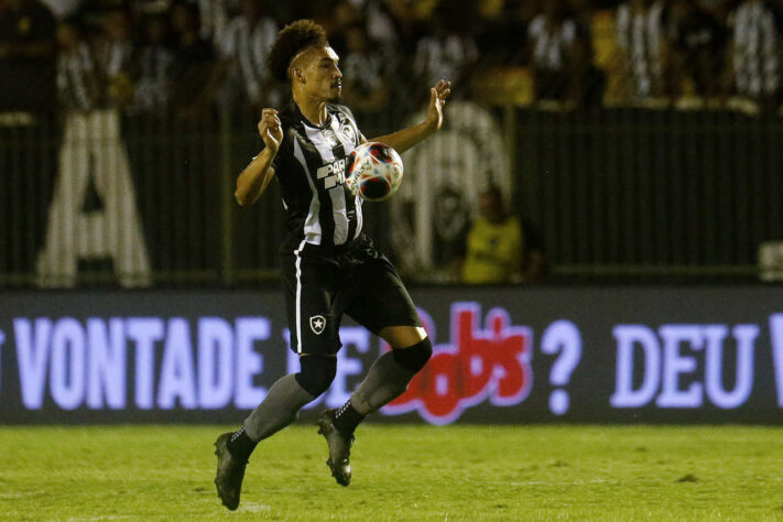 ADRYELSON (Z, Botafogo) - Vem em momento iluminado no Botafogo e, diante disso, pode ganhar uma oportunidade sob o comando de Fernando Diniz. 