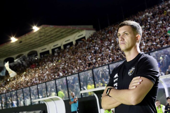 ESQUENTOU - ​Com o mercado fechando dia 04 de abril, a tendência é que o Vasco contrate reforços se tiver uma boa oportunidade. O Cruz-Maltino não tem expectativas de fazer um alto investimento. No momento, reforços para o setor defensivo não estão sendo cogitados, apenas do meio-campo para frente.